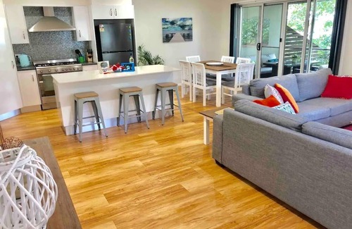 Yamba Apartment | DELUXE 2 bed, 1.5 bath townhouse! Central location, spacious, wifi, garage