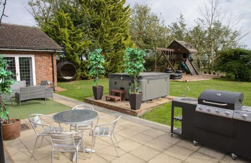 Howlett End House | Deluxe 2 or 3 bed Cinema Games Room Pool Table Hot Tub