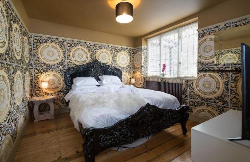 Howlett End House | Deluxe 2 or 3 bed Cinema Games Room Pool Table Hot Tub