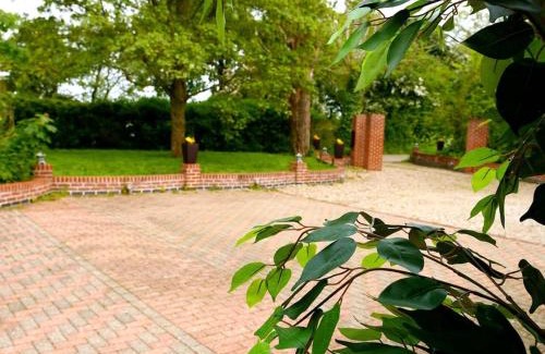 Howlett End House | Deluxe 2 or 3 bed Cinema Games Room Pool Table Hot Tub