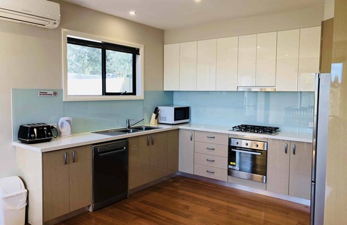 Marengo House | Deluxe 4 Bedroom Holiday home