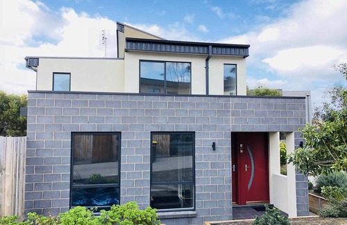 Marengo House | Deluxe 4 Bedroom Holiday home