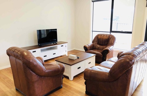 Marengo House | Deluxe 4 Bedroom Holiday home