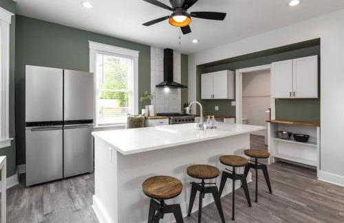 Mount Auburn House | Deluxe 4-Bedroom w Huge Deck 3-Min to Downtown