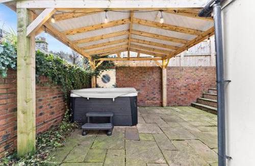 Whitby House | Deluxe 5 Bed In Central Whitby - Parking - Hot tub