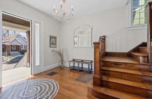 Mount Auburn House | Deluxe 6 Bedroom 3 Min to Downtown w 2-car Driveway