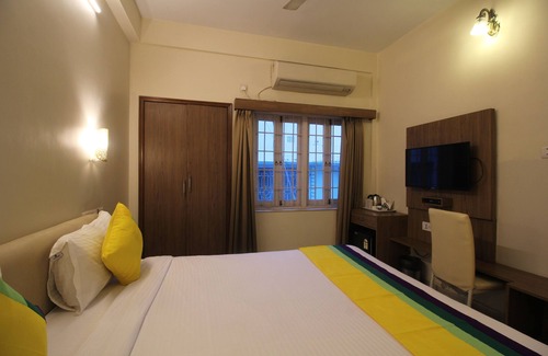 Salt Lake Bed & Breakfast | Deluxe AC Room at Anamitra Guest House #6