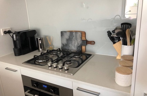 Altona Meadows Apartment | Deluxe Apartment Near Altona Beach