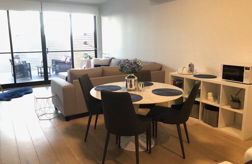 Altona Meadows Apartment | Deluxe Apartment Near Altona Beach