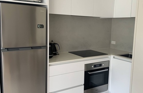 Kohimarama Apartment | Deluxe Apartment By the Beach - 20 steps to beautiful Kohi Beach and waterfront.