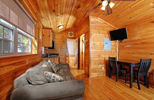 Mingoville Cabin | Deluxe Cabin 42 w/4 Beds