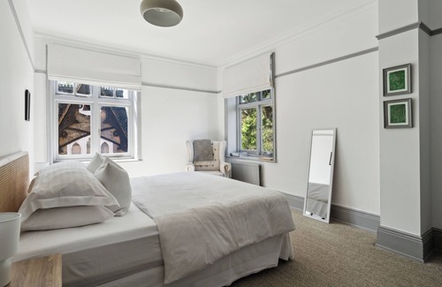 Bray on Thames House | Deluxe Double Room with Bath at River Arts Club Hotel