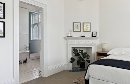 Bray on Thames House | Deluxe Double Room with Bath at River Arts Club Hotel