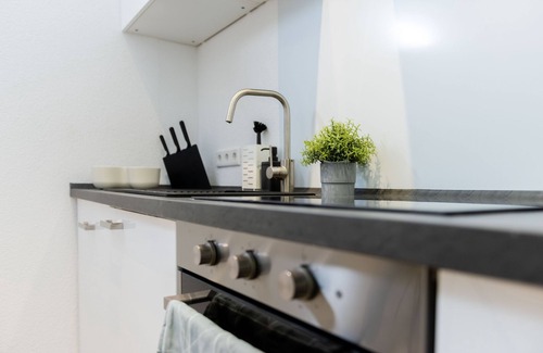 Offenbach am Main Apartment | Deluxe Flat | PS4 | Parking | Netflix | Central