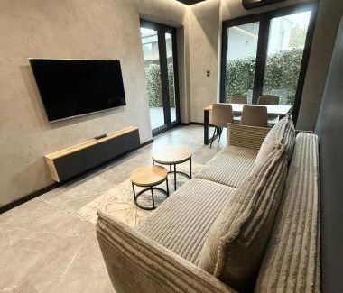 City Centre Apartment | Deluxe Industrial Apartment free Parking, Swimming Pool, Sauna & Gym