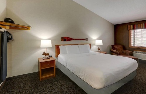 Quincy Hotel | Deluxe King at Stoney Creek Inn Quincy