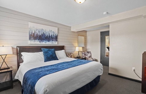 Lava Hot Springs House | Deluxe King bedroom (river access)