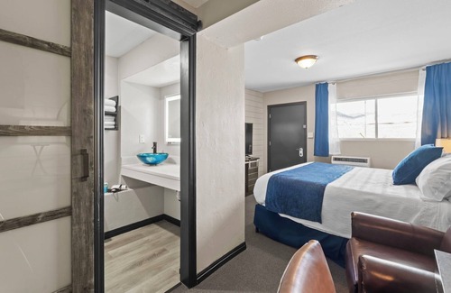 Lava Hot Springs House | Deluxe King bedroom (river access)