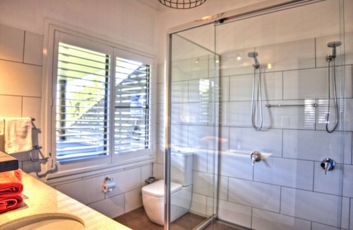 Ocean View House | Deluxe King Studio - Bluegum