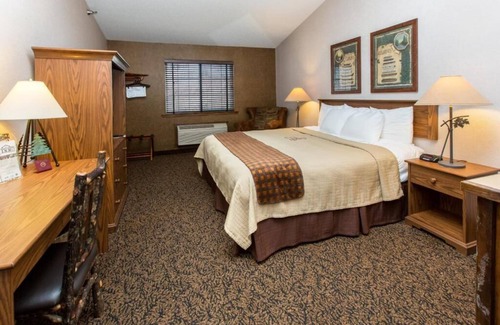 Onalaska Hotel | Deluxe King Suite In Stoney Creek Onalaska, Hot Indoor/Outdoor Pool
