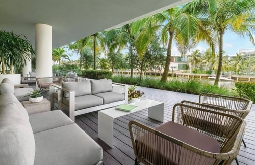 Bay Harbor Islands Apartment | Deluxe King Room Near Regions Bank MIA