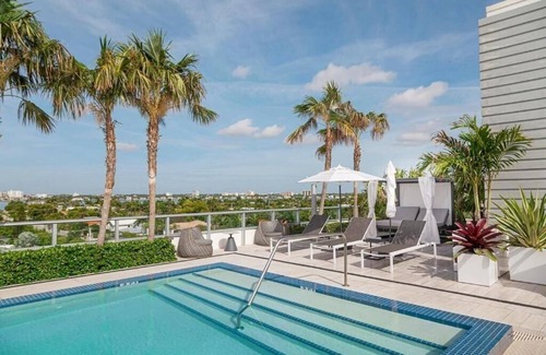 Bay Harbor Islands Apartment | Deluxe King Room Near Regions Bank MIA