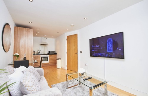 Leeds Apartment | Deluxe Leeds City Apt Balcony View&Free Parking!