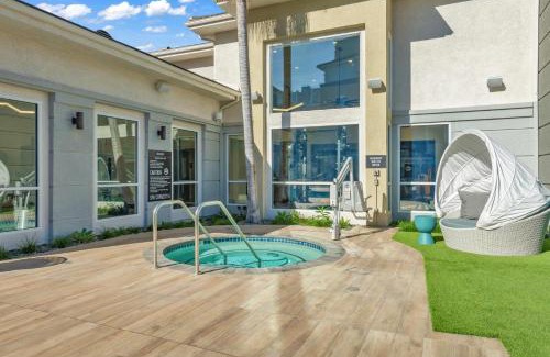 Marina del Rey Apartment | Deluxe Living in Marina Del Rey - Pool, Hot Tub, Gym