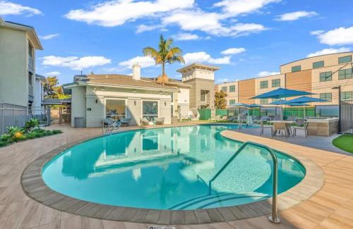 Marina del Rey Apartment | Deluxe Living in Marina Del Rey - Pool, Hot Tub, Gym