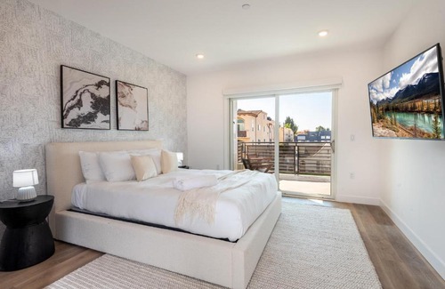 Larchmont Apartment | Deluxe Modern 2-bedroom Condo with Roof Deck!