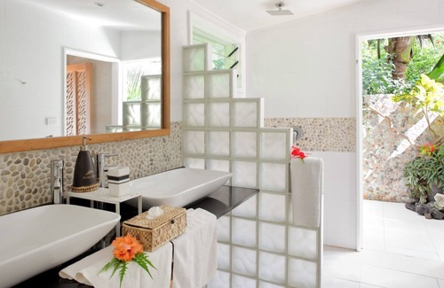 Na Sau Bay House | Deluxe Oceanfront Bure with en-suite Bathroom