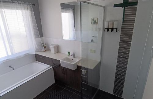 Holmview House | Deluxe Queen Room