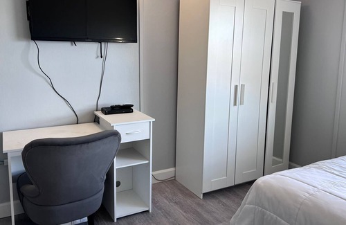 Sydney House | Deluxe Queen Room with beautiful views overlooking the water!