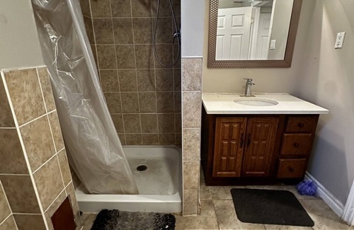 Rosemount House | Deluxe Room Close to Restaurants, Plaza, Shopping, Gym & Colleges
