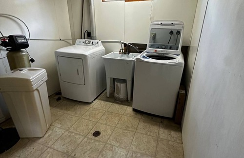 Rosemount House | Deluxe Room Close to Restaurants, Plaza, Shopping, Gym & Colleges