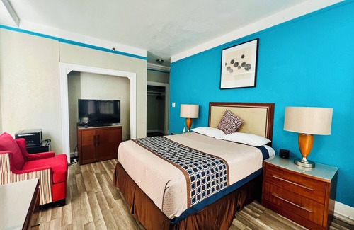 Theater District Hotel | Deluxe Room with Private Bathroom, Queen Bed, Free Wi-Fi, Near Union Square