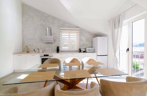 Lepetane Apartment | ❤️Deluxe Seafront 2BR| 3 Baths & Soaking Bath | Spacious with Stunning Bay Views