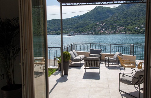 Tomicici Apartment | ❤️Deluxe Seafront Apartment 1 | Jacuzzi & Terrace | Stunning Boka Bay View 1BR