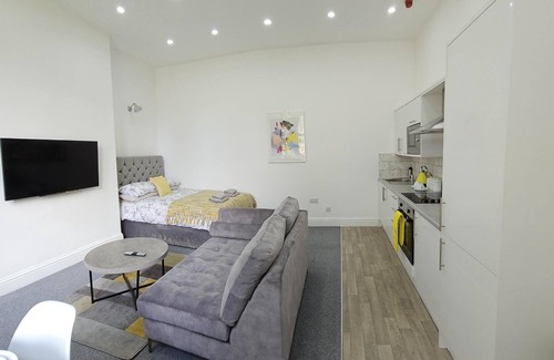 Huddersfield Apartment | Deluxe Studio King Ensuite in Edgerton