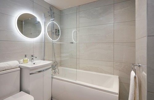 Hull Old Town Apartment | Deluxe Suites @ Humber Lofts Residences