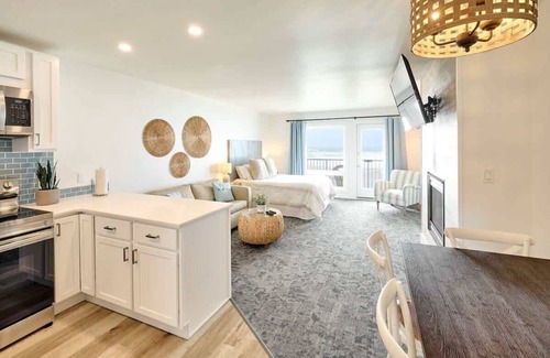 Logsden Condo | Deluxe Suite for 6, King Bed & Ocean Views, Pool and Hot Tub!