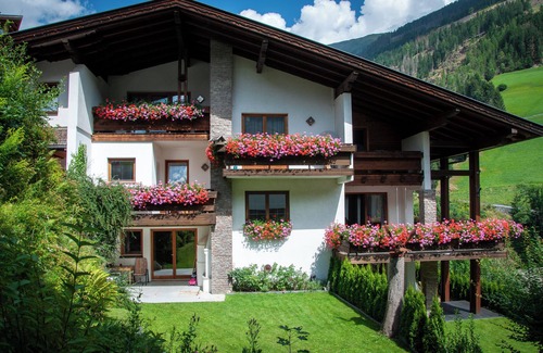 Ausservillgraten Apartment | Deluxe Two-Bedroom Apartment with Balcony