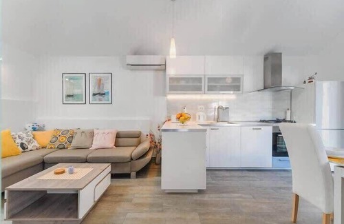 Skrip House | Deluxe Vacation Home near Beach Zastup