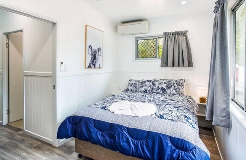Tinaroo Villa | Deluxe Villa 1 BR - Fully self-contained, 1 Queen, Sofa, Single Bunk Beds