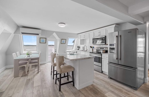 Queens Square Condo | Deluxe Waterfront Loft 2 Bedroom Downtown Ch"town