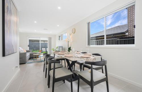 Denham Court Villa | Denham Court 4Br with Central AC & WiFi near Coles