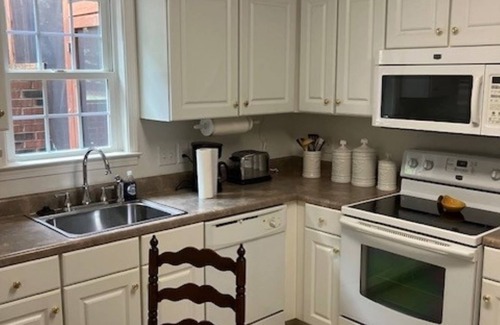 Hickory Apartment | Dennis & Catherine's Private, Quiet, Cozy, Clean, Retreat