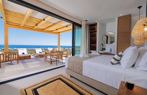 Hersonissos Centre Hotel | Deos Luxury Suites