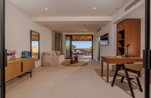 Hersonissos Centre Hotel | Deos Luxury Suites