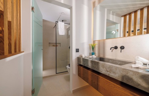 Hersonissos Centre Hotel | Deos Luxury Suites